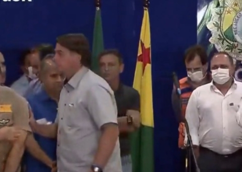 Bolsonaro abandona coletiva após ser questionado sobre o Caso Flávio