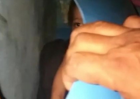 Criança de 3 anos mantida nua dentro de barril é resgatada 
