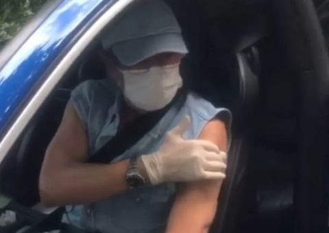 Roberto Carlos é vacinado contra Covid-19 