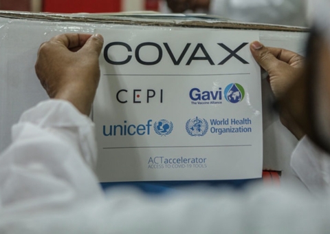 Brasil deve receber 10 milhões da Covax após Bolsonaro aderir a consórcio