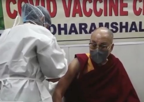 Dalai Lama é vacinado contra a Covid-19 na Índia