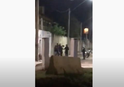 Vídeo: PMs mandam jovens fazer 100 polichinelos por descumprirem quarentena