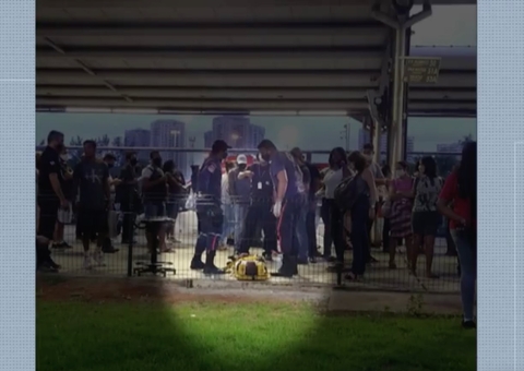 Adolescente é pisoteado ao entrar em ônibus lotado 