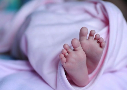 Mãe dorme em cima da filha recém-nascida e criança morre esmagada