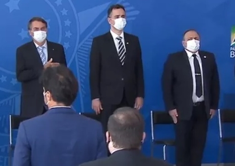 Bolsonaro sanciona lei que facilita compra de vacinas contra Covid-19 