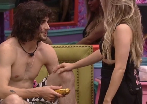 BBB21: Carla Diaz dá uma banana para Fiuk após retorno a casa; Vídeo