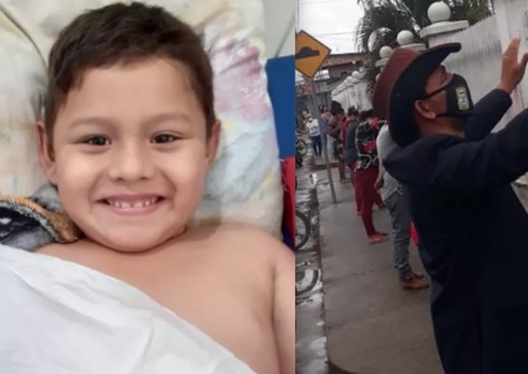 Família de menino morto após receber anestesias faz protesto no Amazonas