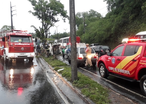 Carro capota e deixa bebê entre feridos durante chuva em Manaus