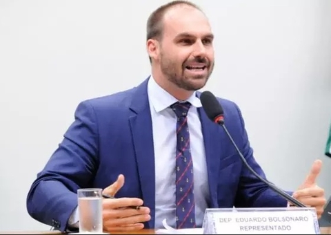 Eduardo Bolsonaro posta foto do Zé Gotinha com seringa no formato de fuzil