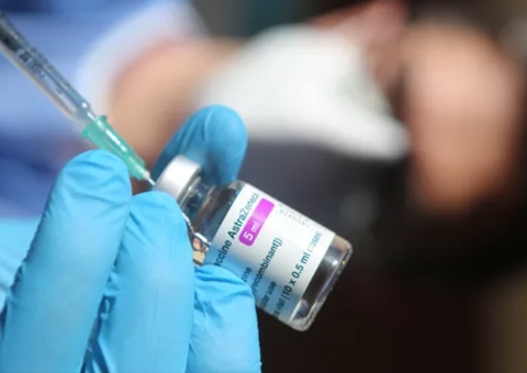 Vacina da AstraZeneca não tem relação com trombose, diz cientista de Oxford