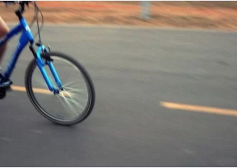 Mulher morre após ter bicicleta atingida por motocicleta em Manaus 