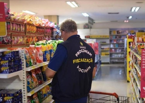 Procon apreende ‘doces vencidos’ em estabelecimento na Zona Leste de Manaus