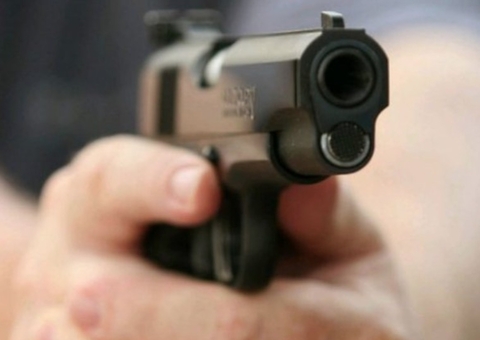 Armados, homens invadem e roubam residência em Manaus