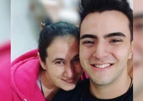 Filho emociona ao tocar violino no enterro da mãe; veja vídeo viralizado