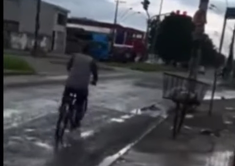 Mulher dá surra em amante do marido após flagra e garanhão foge de bike