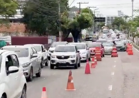 Avenida Djalma Batista tem trânsito intenso após trecho ser interditado