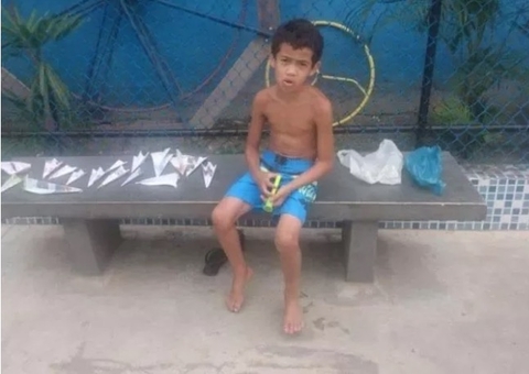 Menino de 7 anos comove ao vender aviões de papel para comprar celular