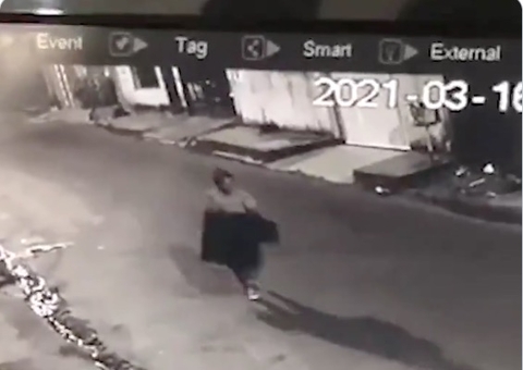 Vídeo flagra dupla roubando TV e notebook de casa em Manaus 