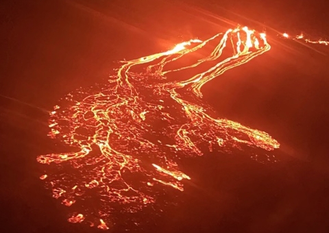 Após 900 anos de inatividade, vulcão entra em erupção na Islândia