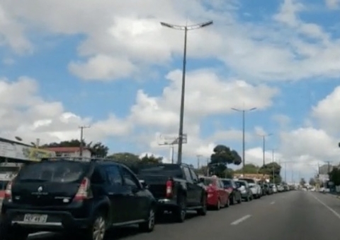 Vacinação contra covid-19 tem fila de mais de 2 km em Fortaleza 