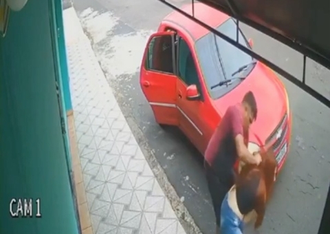 Vídeo: Mulher é agredida por bandido durante tentativa de assalto em Manaus