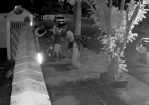 Vídeo: Dupla armada rouba entregador e cliente na porta de casa em Manaus