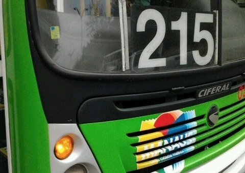 Bandido coloca faca no pescoço de motorista durante assalto em Manaus 