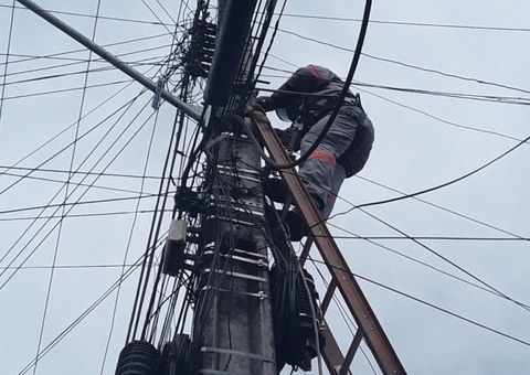 Amazonas Energia realiza fiscalização contra 'gatos' em bairros de Manaus 