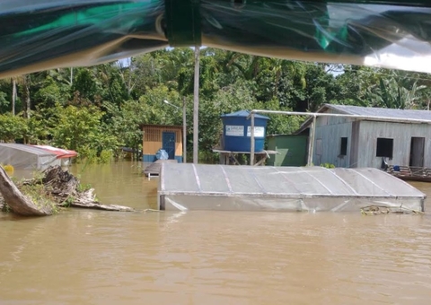 Famílias perdem casas em cheia do rio em Carauari