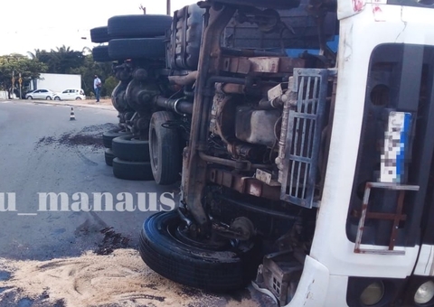 Carreta carregada com papelão tomba em avenida de Manaus 