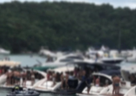 Swing em lanchas: Casal é flagrado fazendo sexo ao ar livre