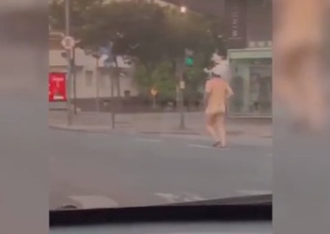 Homem é flagrado correndo em praça pelado e vídeo viraliza; veja