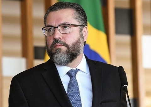 Senadores vão ao STF pedir impeachment do ministro Ernesto Araújo 