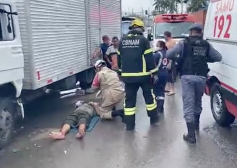 Caminhão destrava, arrasta mecânico e invade casa em Manaus