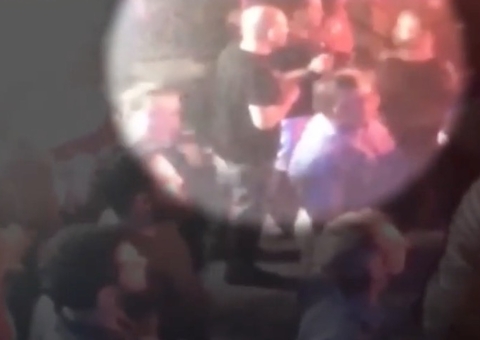 Delegado mata um e fere três ao disparar em casa noturna