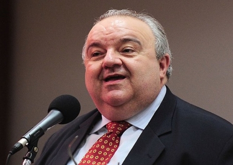 Prefeito de Curitiba cria projeto para multar quem der comida a sem-teto