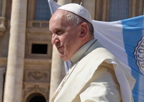Papa Francisco faz visita surpresa a centro de vacinação para sem-tetos