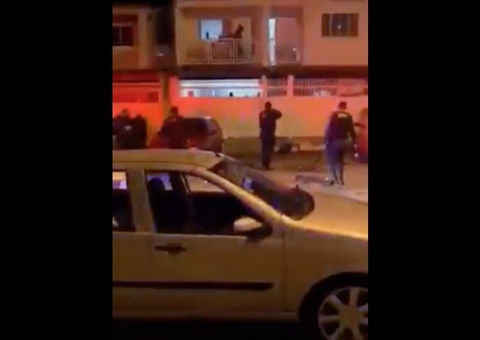 Vídeo: PMs levam pedradas e cadeirada ao tentar encerrar festa clandestina