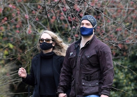 Henry Cavill é flagrado passeando com namorada em Londres