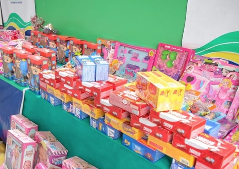 ‘Páscoa Solidária’ entrega chocolates para crianças carentes em Manaus