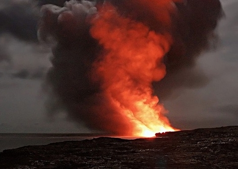 Vulcão em ilha caribenha entra em erupção, e milhares de moradores são evacuados