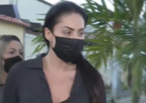 Mãe de Henry chora durante boa parte da primeira noite na prisão