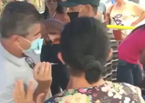 Prefeito de Duque de Caxias é flagrado aplicando vacina e justifica ato