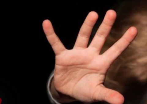 Esposa acende luz do quarto e flagra marido estuprando filha de 5 anos 