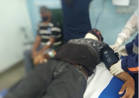 Homem é encontrado com facada no pescoço e prego cravado no rosto em Manaus