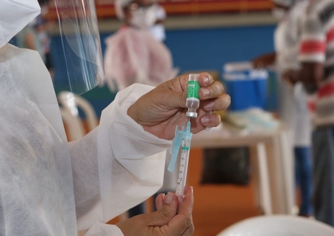 Justiça Federal cobra explicação de queda no envio de vacinas para Amazonas