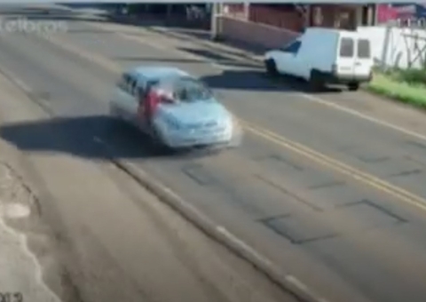 Vídeo: mulher cai após ser flagrada em cima de carro em movimento