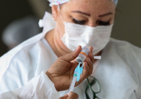 Profissionais da saúde reforçam vacinação contra Covid-19 em Manaus 