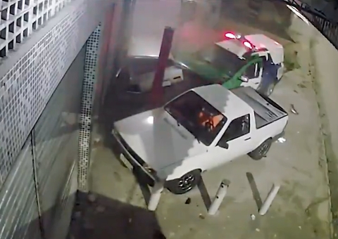 Vídeo: Em perseguição, viatura perde controle e causa acidente em Manaus