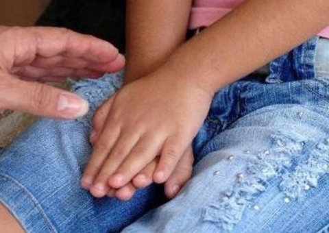 Menina de 7 anos é estuprada por amigo de pai durante visita em sua casa